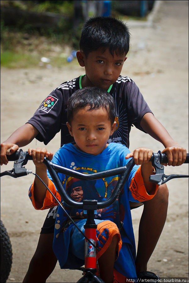 Велосипедисты. Местные дети наивны, улыбчивы и любопытны Суматра, Индонезия