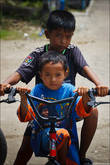 Велосипедисты. Местные дети наивны, улыбчивы и любопытны