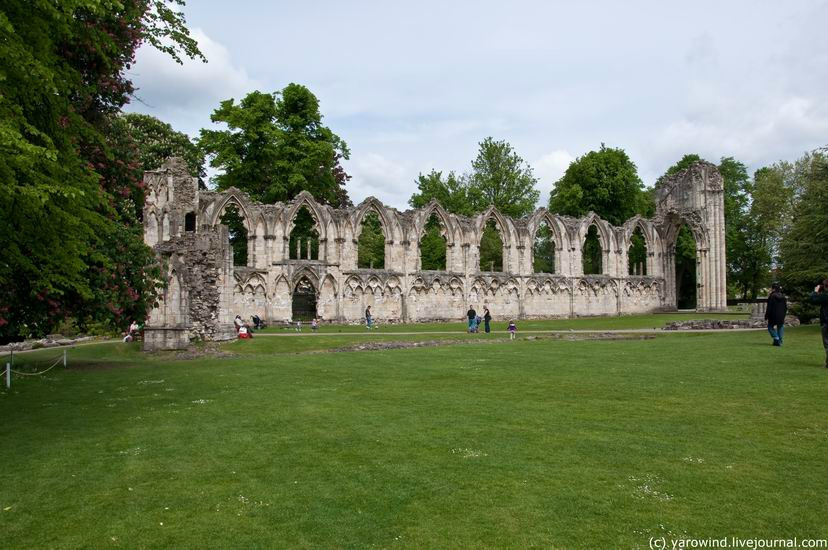 Главное украшение сада – развалины аббатства св. Марии.
Когда-то богатейший монастырь на севере Англии, сейчас главный храм бенедиктинского аббатства лежит в руинах. Основано оно было в 1055г. В 1539 году, во время роспуска монастырей при Генрихе VIII , оно было закрыто и впоследствии существенно разрушено. Йорк, Великобритания
