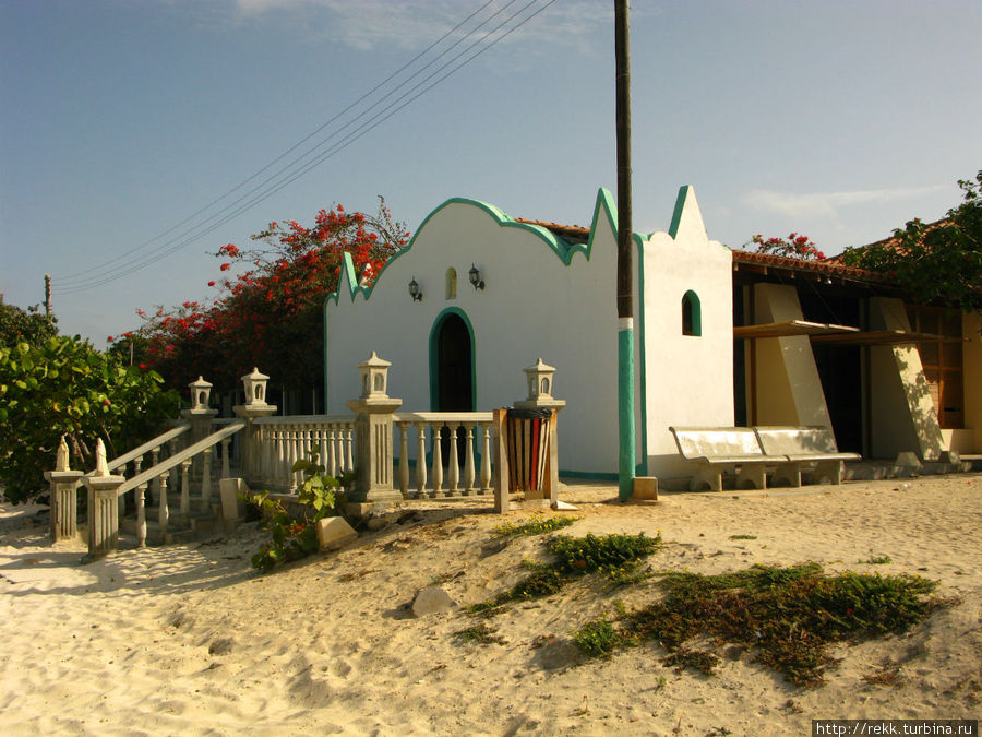 На берегу Вы обнаружите небольшую церковь, Архипелаг Лос-Рокес, Венесуэла