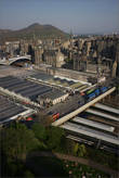 Эдинбург очень странный по структуре город: вместо привычной реки по его центру протекает огромный вокзал!