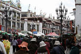 1.  Храм Джоканг — религиозный центр Тибета. Улочки вокруг храма составляют ритуальный обходной круг Баркор-кора для паломников.