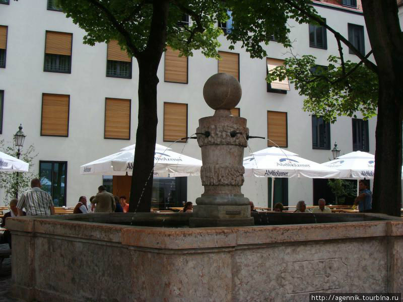 Фонтан в Старом Дворе — источник воды для защитников крепости Мюнхен, Германия