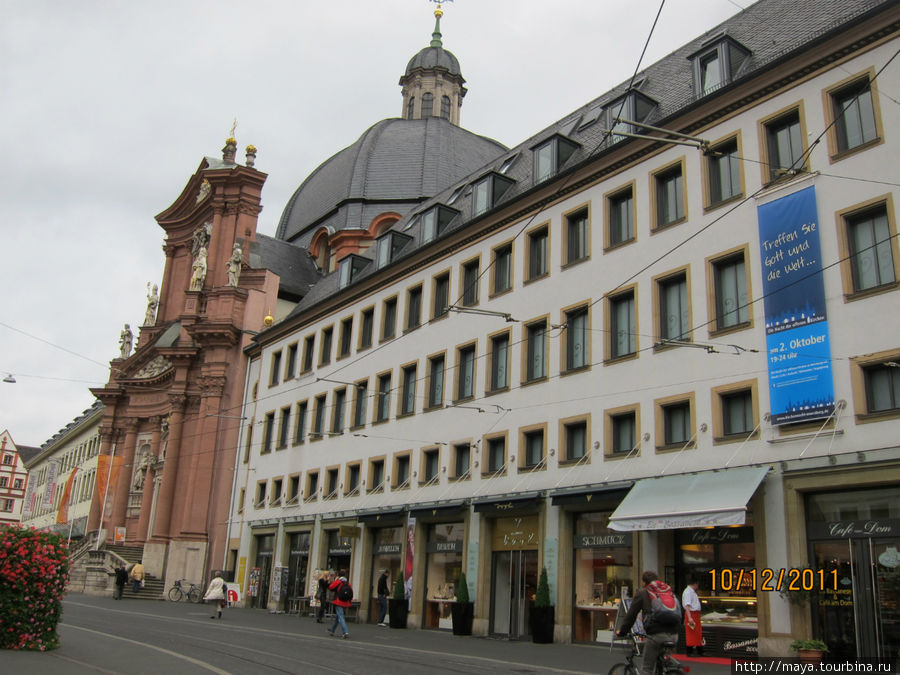 Слева от Собора, на этой же улице, находится барочная церковь Ноймюнстер Вюрцбург, Германия