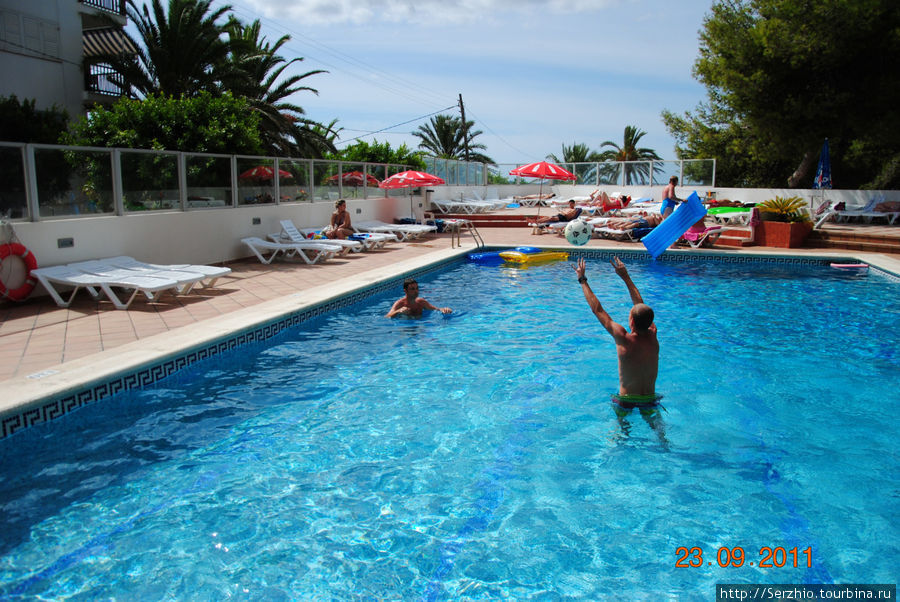 Приходим в себя в бассейне после поездки в клуб Амнезия! Остров Ибица, Испания