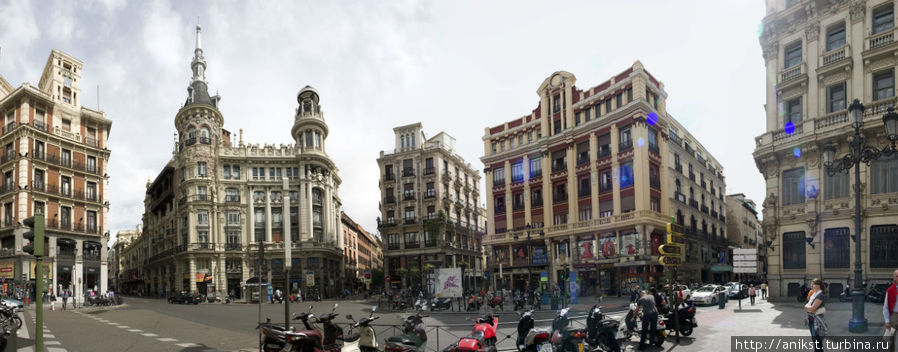Удалось «захватить» вся пять улиц, выходящих на эту площадь: улицы 2-5 — одна прямая. Фасад здания за моей спиной тоже полукруглый. Мадрид, Испания