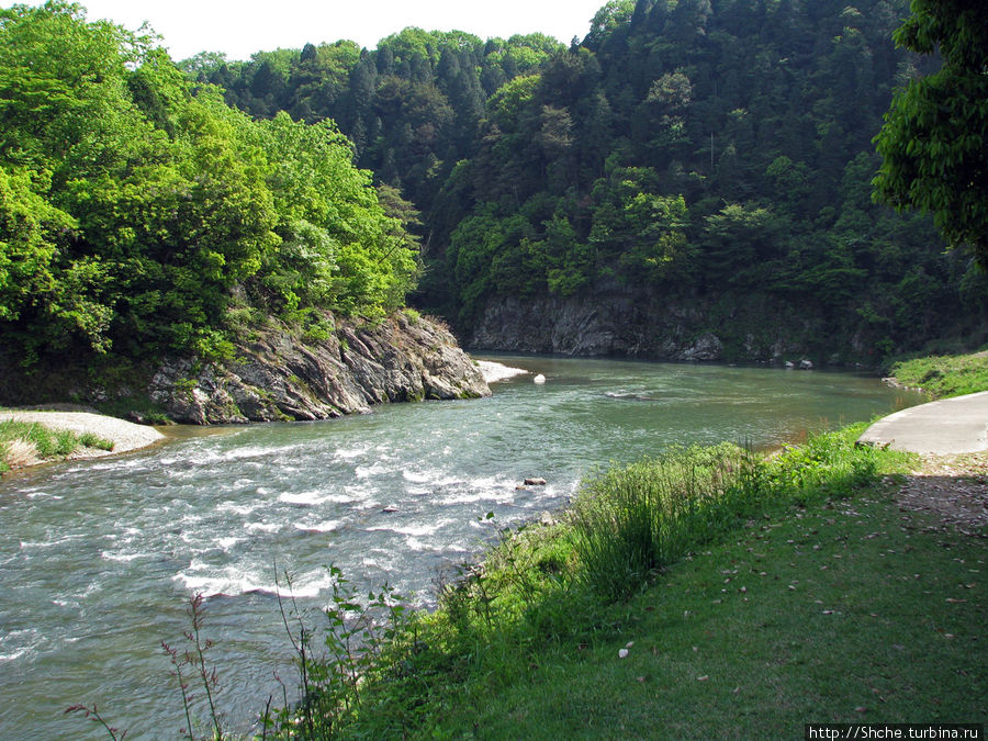 А внизу, рядом течет живописная река Тадзими, Япония