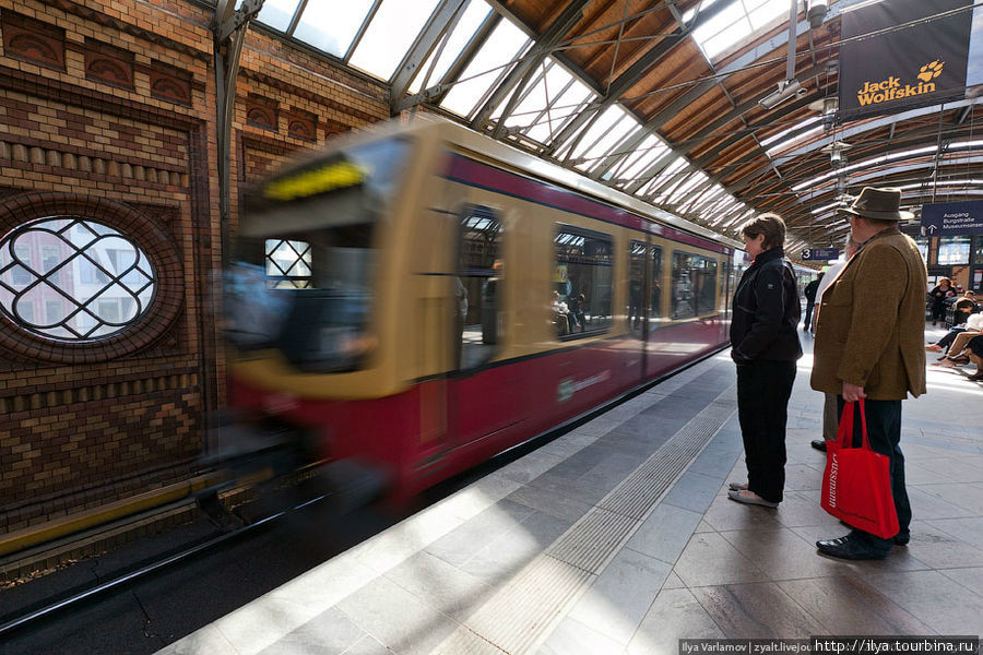 Старейшее в Германии берлинское метро было открыто в 1902 году. В проектировании берлинского метро принимал активное участие Вернер фон Сименс. На данный момент в сеть берлинского метро входят 173 станции и 9 линий длиной 151,7 км. Около 80 % путей находятся под землей. Количество перевезённых пассажиров составляет порядка 473,1 миллионов в год. Начем с электрички. Берлин, Германия