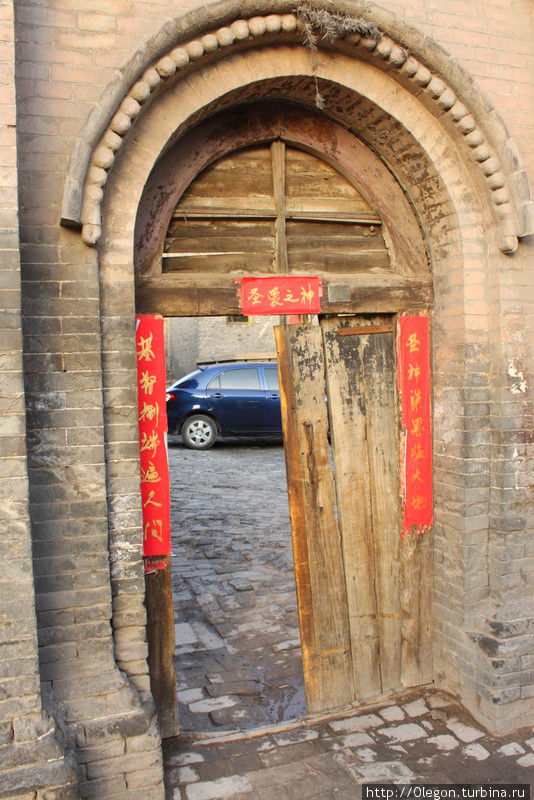 Вход во двор христианского храма Пинъяо, Китай