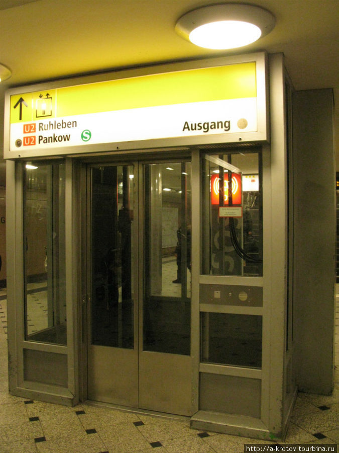 лифт для инвалидов (не на всех станциях) Берлин, Германия