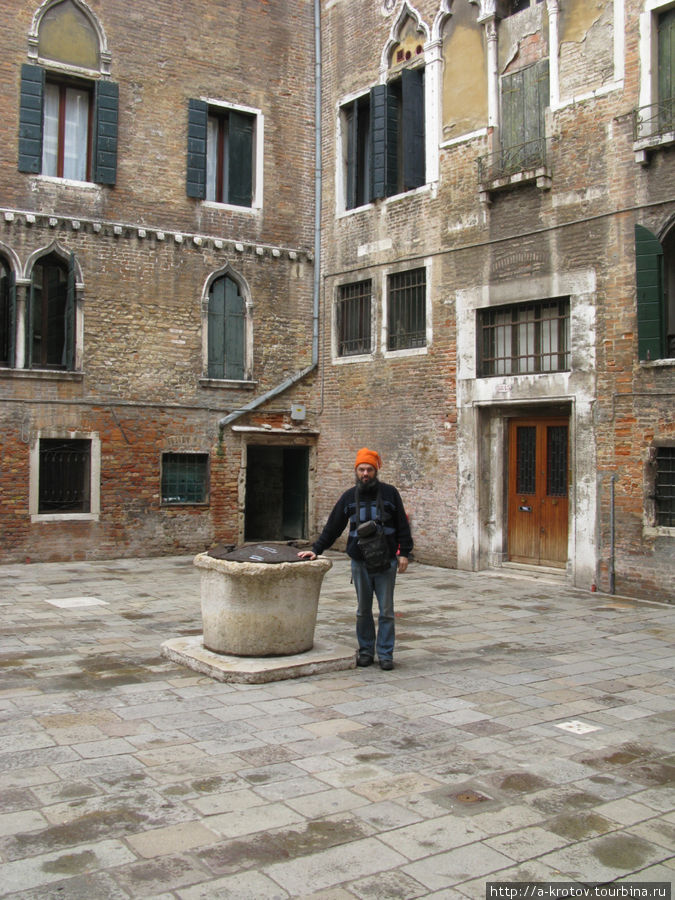 В одном из этих подъездов жил, как предполагается, Марко Поло. Значит, домам более 800 лет Венеция, Италия