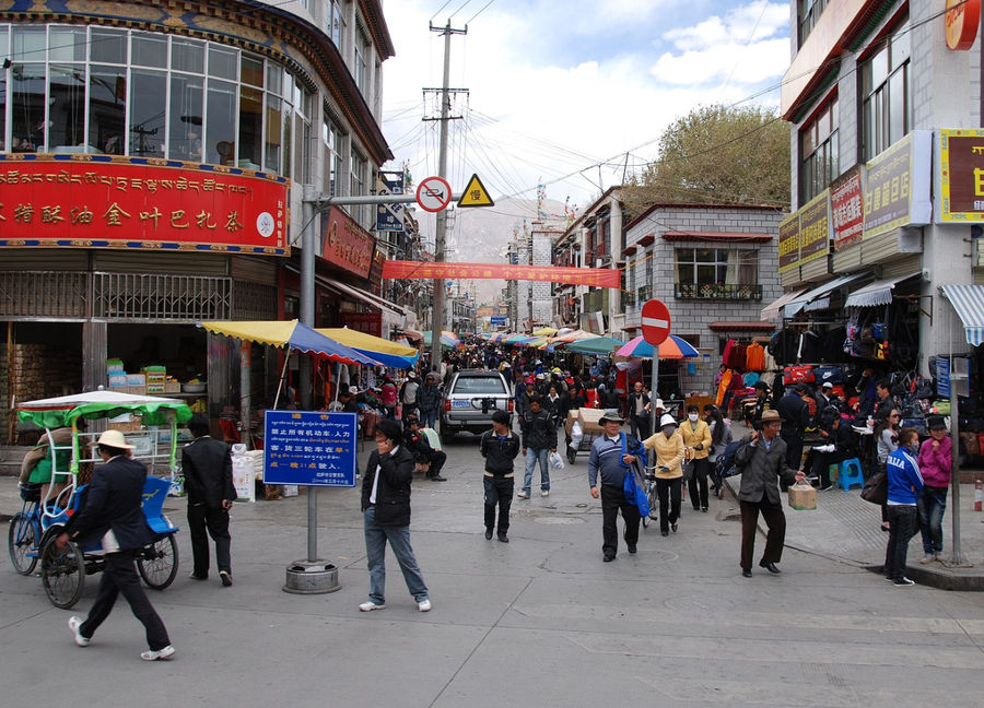 Население города Лхаса составляет около 250 тыс. человек, а общее население муниципалитета — 521,500, включая мигрантов и исключая военный гарнизон. 100 000 человек составляют мигранты.

По переписи 2000 года 81.6 % населения составляют этнические тибетцы. В это число не входят солдаты и неофициальные мигранты, большинство которых — китайцы. По оценкам тибетского правительства в изгнании, этнические тибетцы в городе Лхаса составляют меньшинство.

В последнее время проходила существенная либерализация экономики Китая, немало китайцев поселилось также в окрестности Лхасы, активизировав местную экономику. Лхаса, Китай