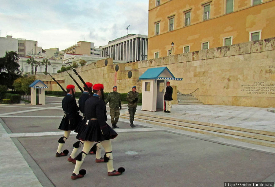 Смена караула эвзонов у здания национального парламента Афины, Греция