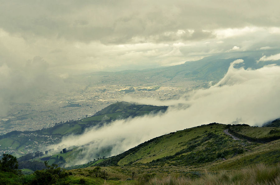 А потом на соседние холмы начинают с невероятной скоростью — как какое-то огромное бесформенное живое существо — наползать облака… И ты отчетливо и однозначно понимаешь, что время, отведенное на прогулку, закончено — и пора спускаться с небес на землю. Кито, Эквадор