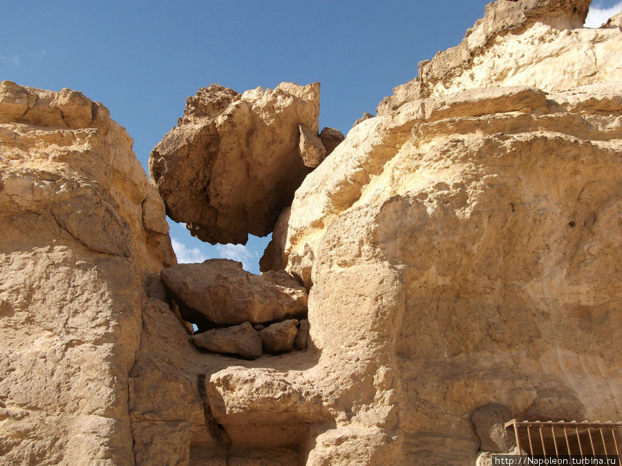 Мастабы и гробницы вырубленные в скальной породе