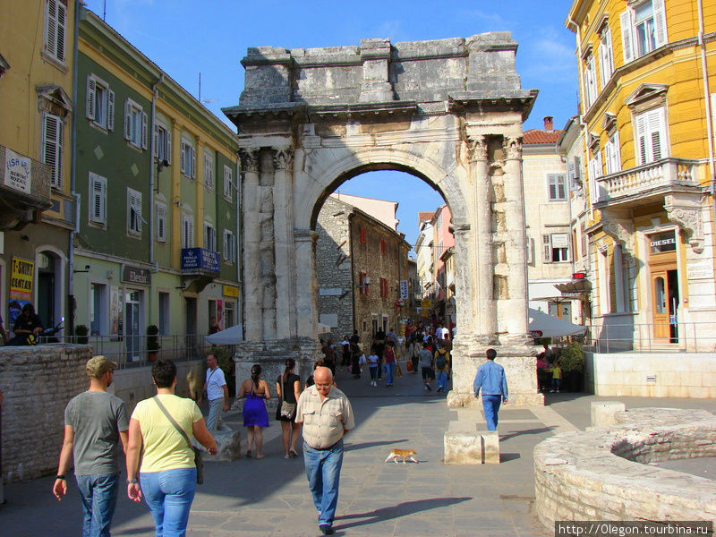 Городскими воротами в город является Триумфальная Арка Сергия (Triumphal Arch of Sergius) построенная в 27 году до нашей эры, в честь рода Сергиев, которые сражались на стороне Октавиана Августа и одержали победу Пула, Хорватия