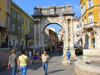 Городскими воротами в город является Триумфальная Арка Сергия (Triumphal Arch of Sergius) построенная в 27 году до нашей эры, в честь рода Сергиев, которые сражались на стороне Октавиана Августа и одержали победу