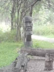 Этакий выразительный идол рядом с водопадом