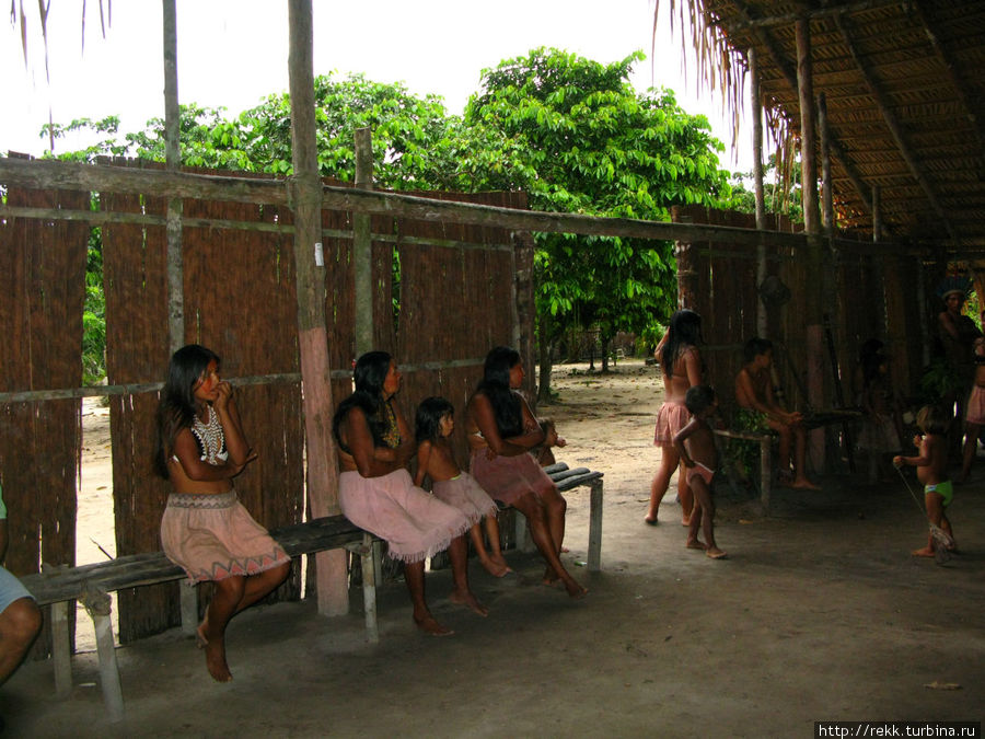 Здесь живут несколько семей. Их переселили из разных амазонских племен. Их кормят, дают заработать на торговле фенечками и сувенирами Манаус, Бразилия