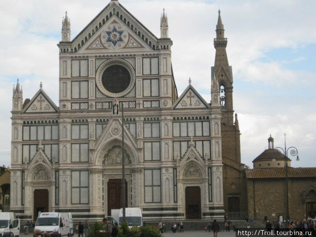 Фасад собора и прилегающего комплекса, справа за стеной видна крыша капеллы Флоренция, Италия