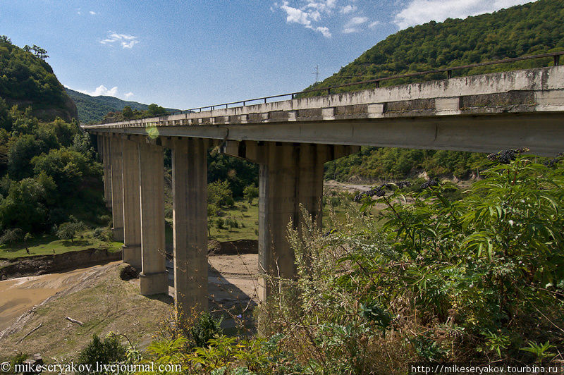 Военно – грузинская дорога проходит здесь по высокому мосту через маленькую речушку. Степанцминда, Грузия