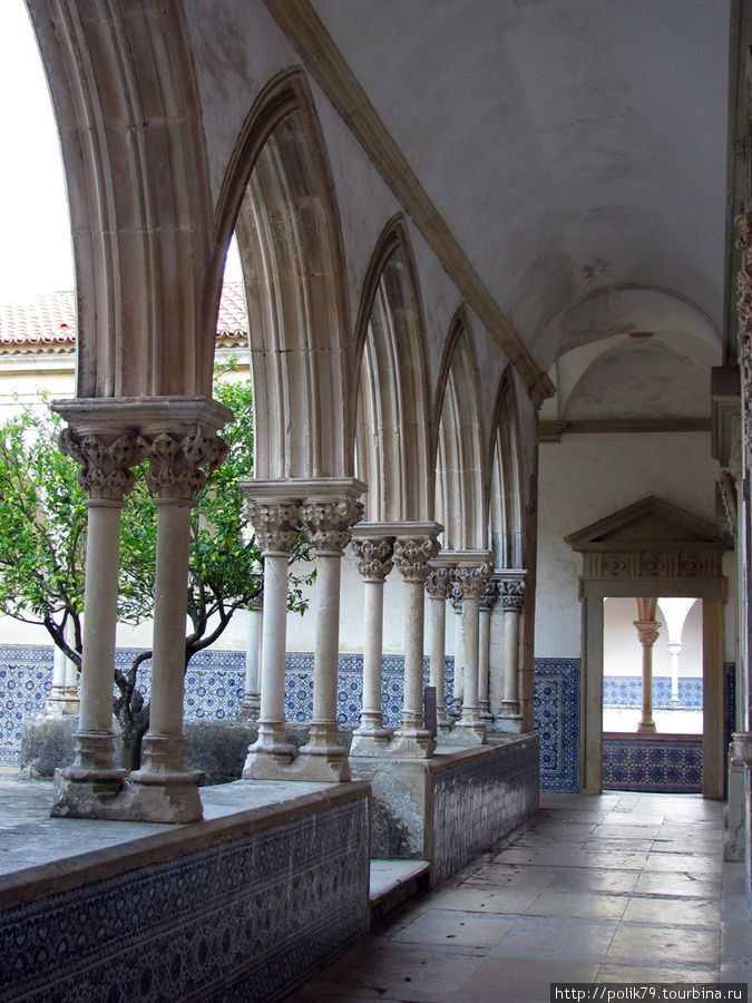 Характерная черта католических монастырей Португалии (да и Испании тоже) — квадратные дворы с крытыми галереями по периметру. По-португальски они называются клауштру. Томар, Португалия
