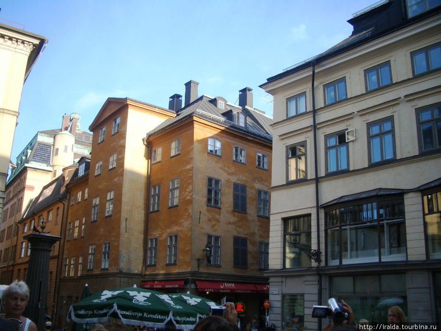 Оказываемся возле дома, на крыше которого живет Карлсон. Он машет нам своей ручкой (но не все видят это…) Стокгольм, Швеция