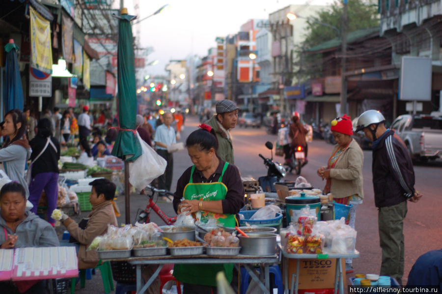 Тетки продают специально собранные пакетики еды для монахов. Внутри были замечены водичка или сок, печенье, фрукты, рис, соевое молоко и липкая фиолетовая дрянь, которую тайцы заворачивают в банановые листья. Чиангмай, Таиланд