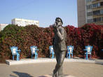 Памятник Остапу Бендеру  и 12 стульям