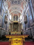Кафедральный Собор Эворы, возведенный в романо-готическом стиле между 1186 и 1204 годами. В нём расположен алтарь Богоматери с Младенцем из позолоченного дерева