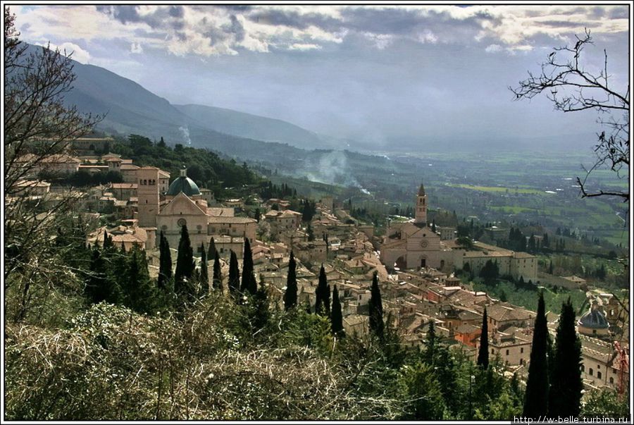 Вид на монастырь и базилику Св.Франциска с горы Субазио. Умбрия, Италия