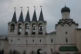 Трехъярусная пятишатровая ЗВОННИЦА – «часозвоня».
Возведение звонницы происходило в период постройки каменных стен Смоленской крепости (1596–1602 гг.) и завершено в 1600 году.