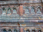 Патан. Терракотовые плитки с изображением Будды в храме Махабудха.