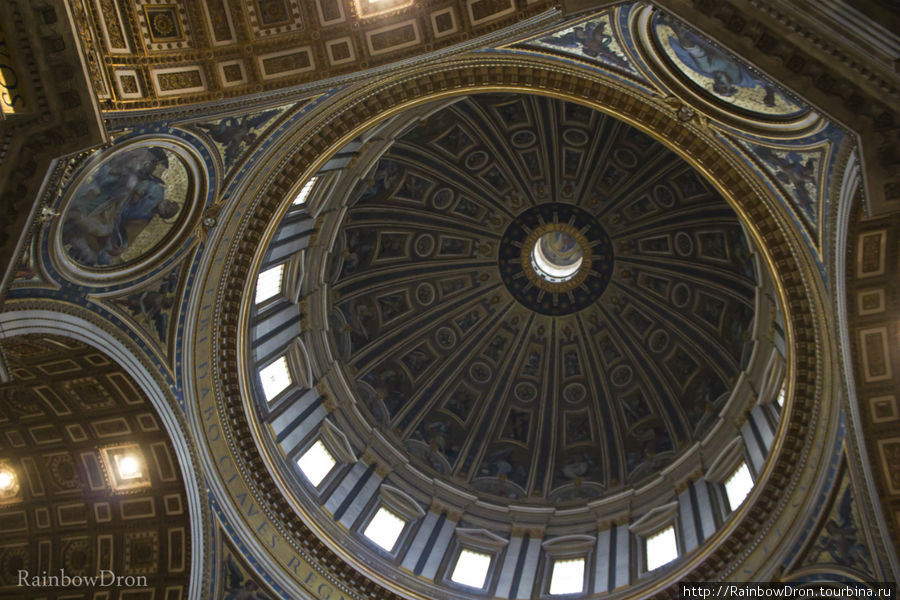 Купол начинал строить Микеланджело, но не достроил. Высота купола 121 метр. Ватикан (столица), Ватикан