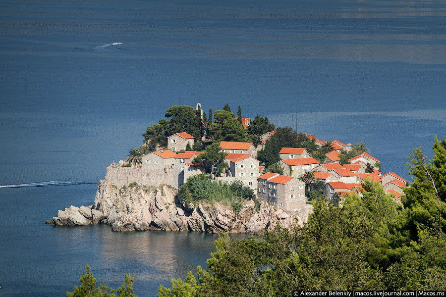 Одна из известных достопримечательностей — монастырь святого Стефана, на острове. Я проехал его мимо. Черногория