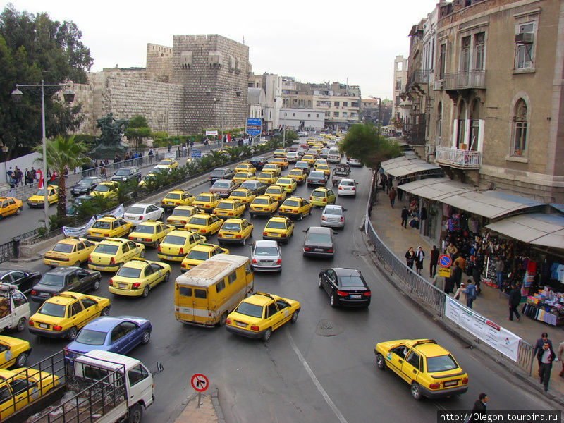 Тесный поток машин в столице Сирии, большинство жёлтые- такси Дамаск, Сирия