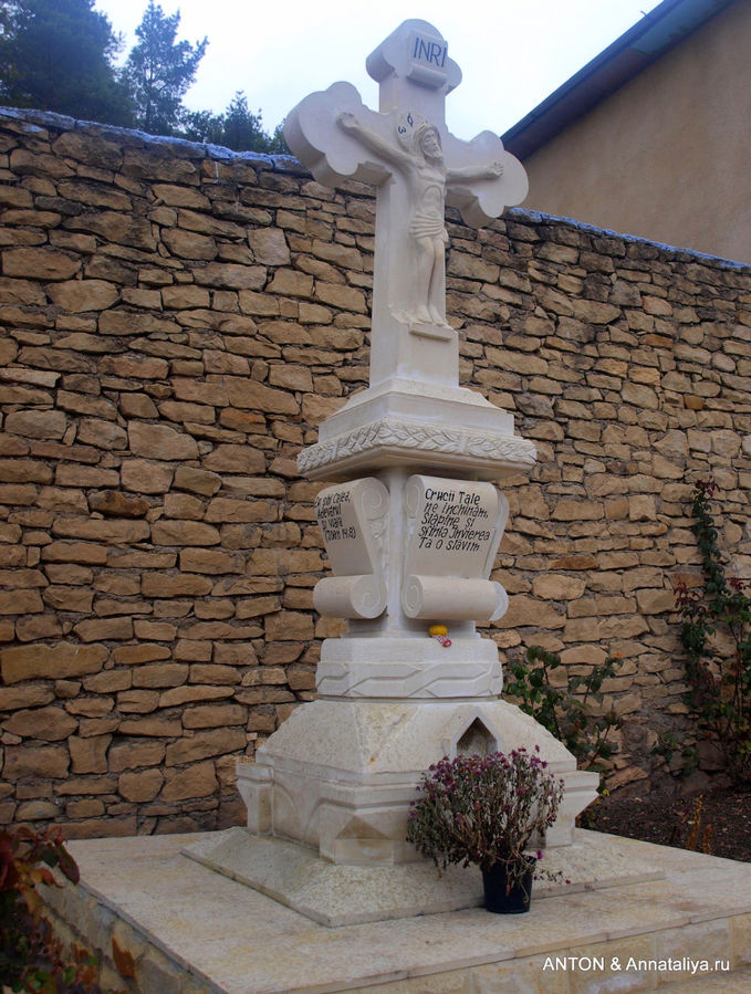Крест в монастыре, выполненный одним из сельских каменщиков. Косуэць, Молдова