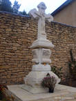 Крест в монастыре, выполненный одним из сельских каменщиков.