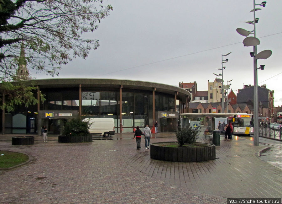 Ворота Андерлехта — метро St. Guidon, здесь же трамвайная и автобусная остановка Андерлехт, Бельгия