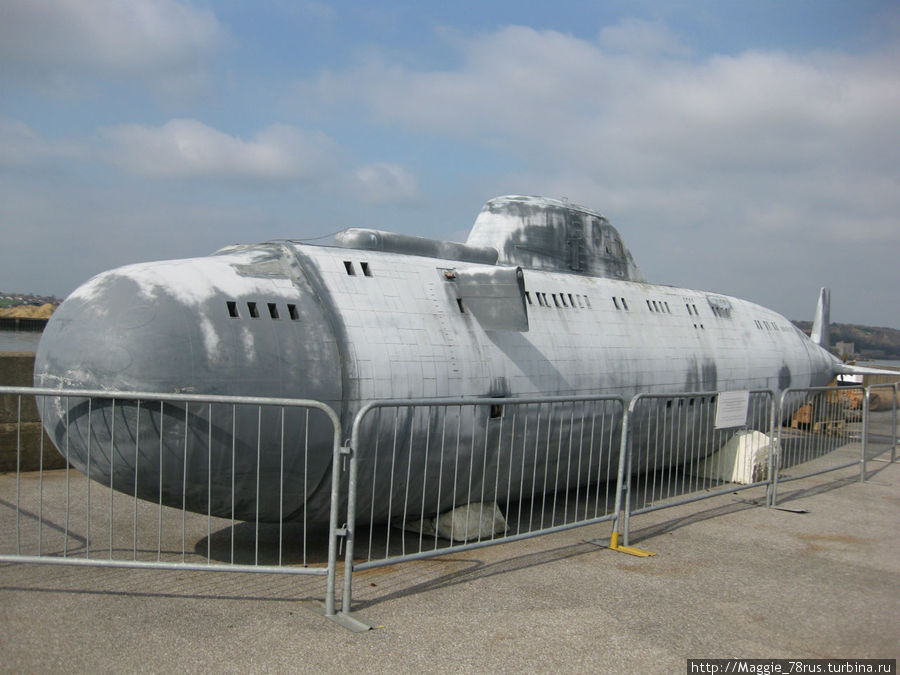 Подводная лодка из бондиады И целого мира мало, 1998г, построенная по типу русских субмарин 1958-1964 гг Чатем, Великобритания