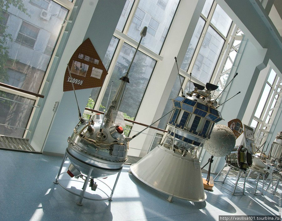 В сентябре 1959 года впервые в истории советский автоматический аппарат “Луна-2″ успешно достиг другого небесного тела, доставив на поверхность спутника Земли вымпел с изображением герба Советского Союза и надписью “Союз Советских Социалистических Республик. Сентябрь 1959″ Королёв, Россия