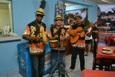 Кубинские музыканты...громкие...веселые...и очень надоедливые