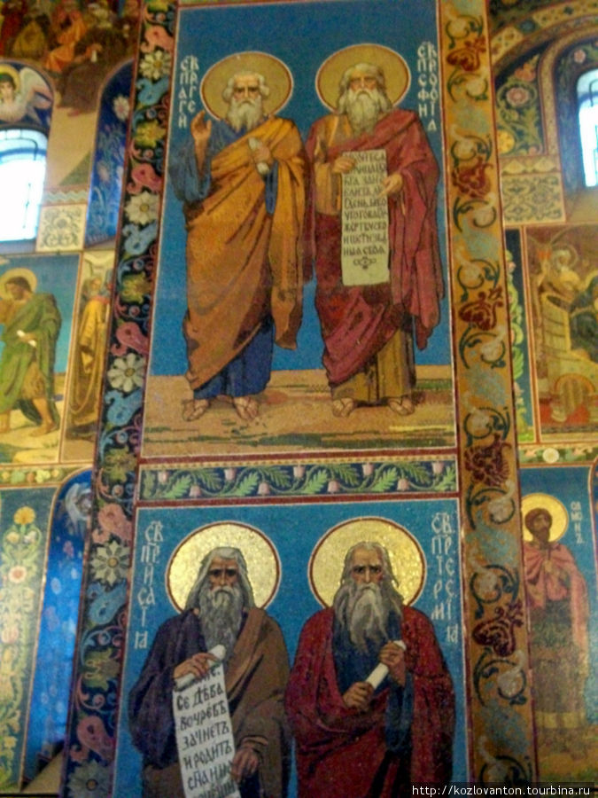 Одна из колонн собора. Санкт-Петербург, Россия