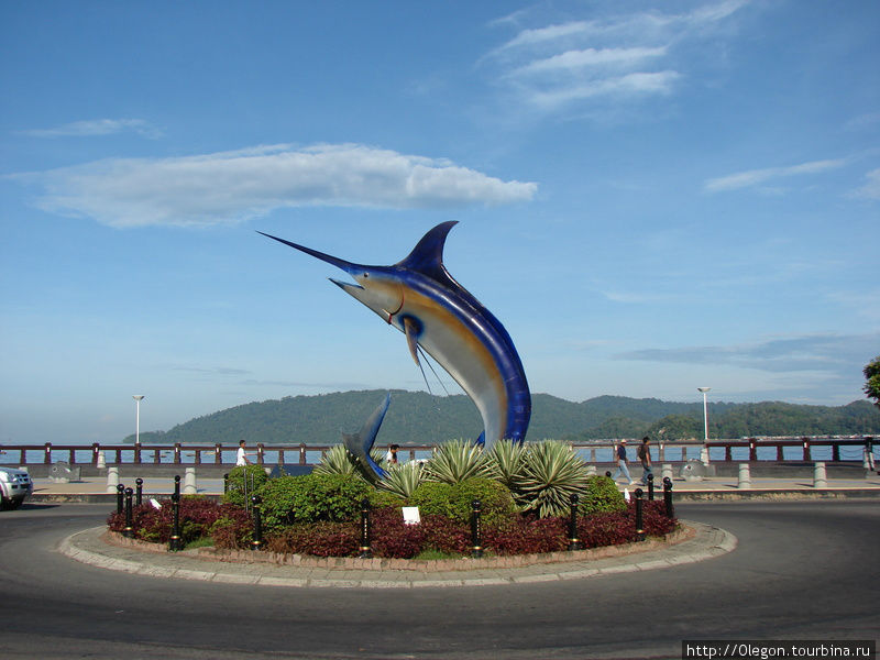 Скульптурка Рыбы на набережной Кота-Кинабалу Кота-Кинабалу, Малайзия
