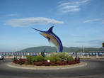 Скульптурка Рыбы на набережной Кота-Кинабалу