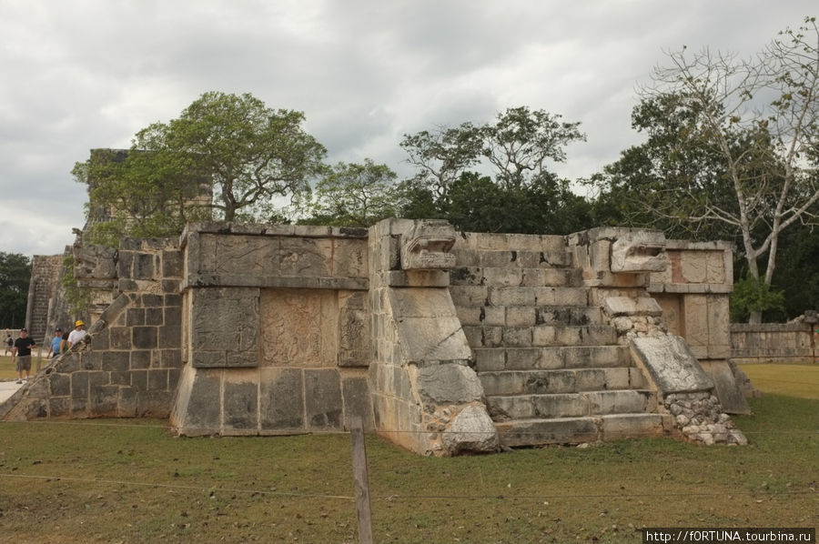 Платформа ягуаров и орлов Чичен-Ица город майя, Мексика