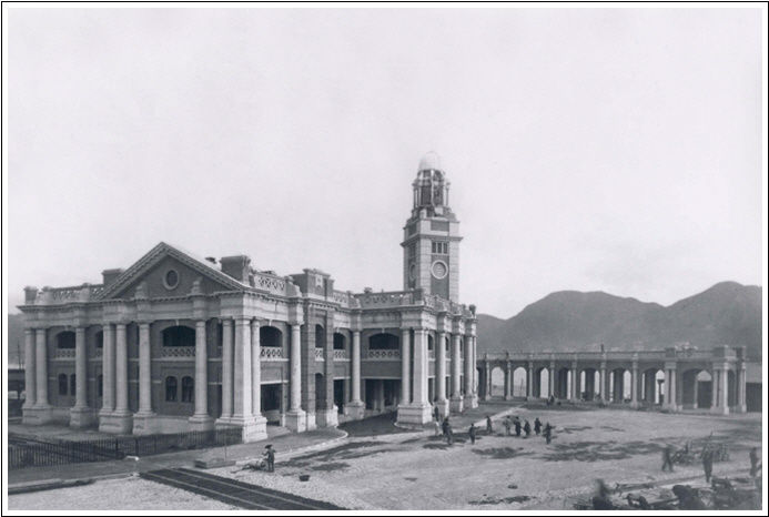 А вот башня в процессе постройки в 1915. Пустота и скалы. Как видно, раньше тут была жд станция, которую разобрали на запчасти в 1977 году Монгкок, Гонконг