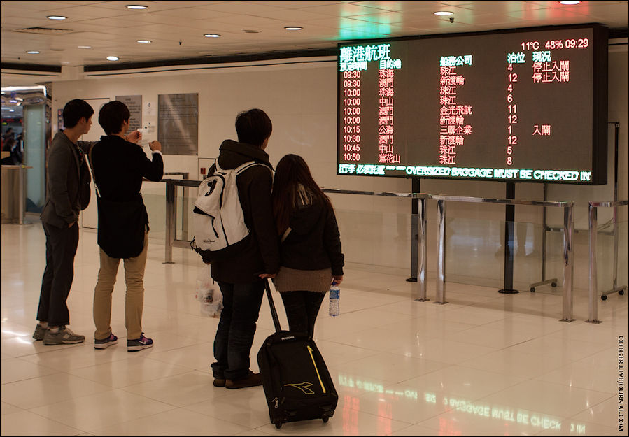 Из Гонконга в Макао почти каждые 15 минут ходит паром, который проводит около часа в пути. Самое неприятное было в поездке именно этот Из Гонконга в Макао почти каждые 15 минут ходит паром, который проводит около часа в пути. Самое неприятное было в поездке именно этот