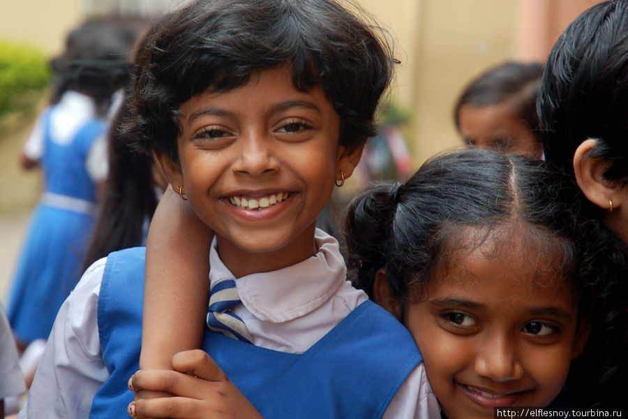 Во всех школах у школьников разная форма. А еще учатся они порознь — мальчики и девочки. Кочи, Индия