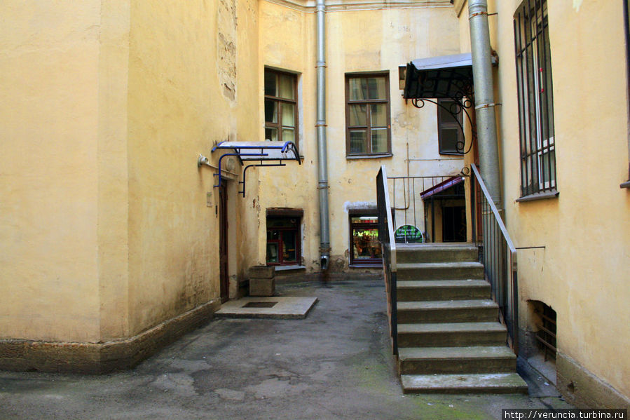В этом дворе арендует помещение магазин, торгующий восточными благовониями Санкт-Петербург, Россия